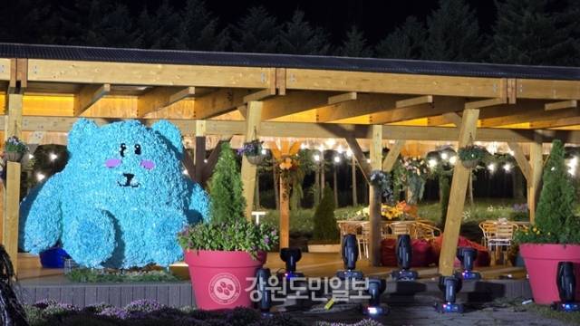 ▲ ‘꽃마을 인제’ 2025 인제 가을꽃 축제가 27일 개막했다. 올해로 7회째를 맞은 가을꽃 축제는 오는 10월 19일까지 23일간 인제군 북면 용대관광지 일원에서 열린다. 인제 꽃축제의 특별함을 선사하기 위해 차별화된 공간 구성과 함께 체험 프로그램이 강화됐으며 △행복하길 △사랑하길 △소통하길 △힐링하길 등 네 가지 테마로 꾸며졌다. 이동명 기자