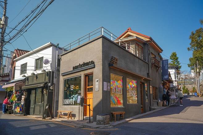 서울 화동에 있는 '뉴발란스 북촌 런 허브점' 매장 외부 전경 / 사진=이랜드월드 제공