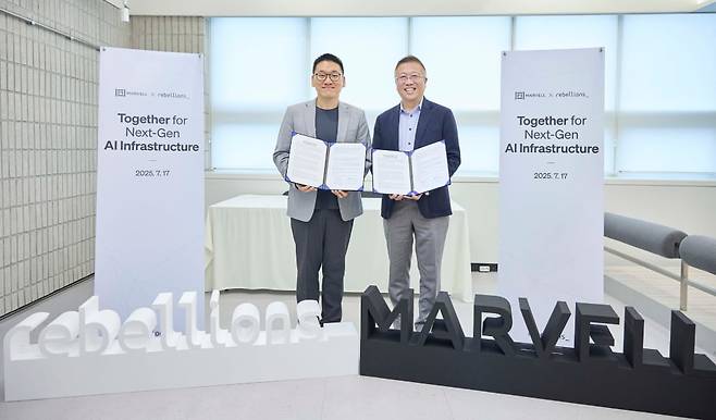 박성현(왼쪽) 리벨리온 대표와 딜런 란 마벨 APAC 판매 부사장이 협약을 맺고 기념촬영하고 있다. 사진제공=리벨리온