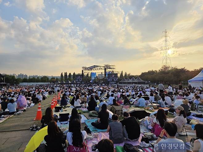 한경미디어그룹이 주최하고 한경닷컴, 한경텐아시아가 주관하는 'ATA 페스티벌 2025'이 27일 서울 상암동 한강난지공원 젊음의광장에서 열렸다. 이날 행사장을 찾은 수천 명의 관객이 공연을 즐기고 있다./사진=박수림 기자