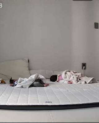 두 집 아이가 한 방에서 자고 있다. 또래 아이를 키우는 집에 가면 여행지처럼 별도로 홈캠을 설치할 필요 없이 애를 재울 수 있다. /사진=최우영 기자