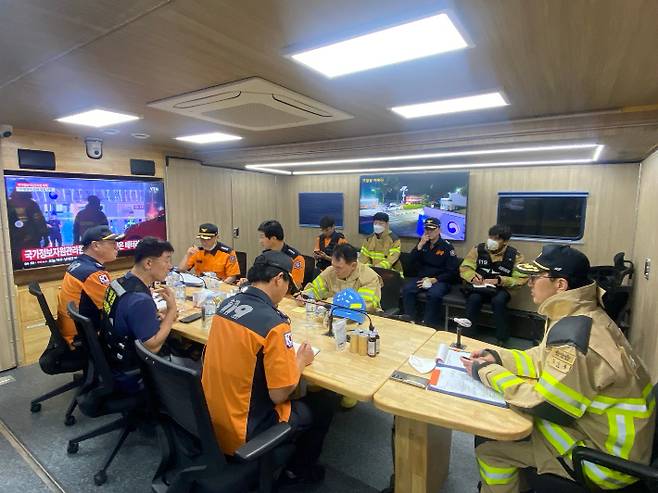 김승룡 소방청장 직무대행이 지난 26일 국가정보자원관리원 화재 현장에서 대책회의를 주재하고 있다. 소방청 제공