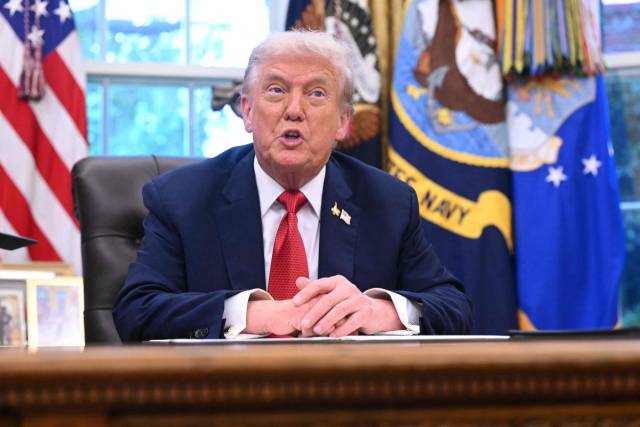 도널드 트럼프 미국 대통령이 25일 워싱턴DC 백악관 오벌오피스에서 틱톡 관련 행정명령에 서명한 후 한국·일본 등에 대한 관세 협상 내용을 발언하고 있다. AFP연합뉴스
