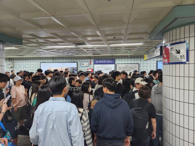 '2025 서울세계불꽃축제'가 열리는 27일 오후 서울 여의도 한강공원 일대에 대규모 인파가 모여들고 있다. 2025.9.27. 연합뉴스