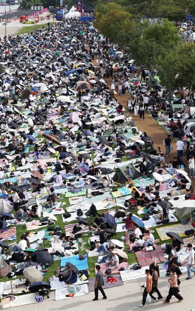 서울세계불꽃축제 2025가 열리는 27일 서울 여의도 한강공원에서 시민들이 돗자리를 펴두고 자리를 선점하고 있다. 2025.9.27. 뉴스1