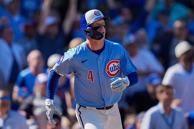 피트 크로우-암스트롱이 27일 미국 일리노이주 시카고 리글리필드에서 열린 세인트루이스 카디널스와 2025 메이저리그(MLB) 정규리그 홈경기에서 4회말 시즌 30호 홈런을 치고 있다. 시카고 | AP연합뉴스