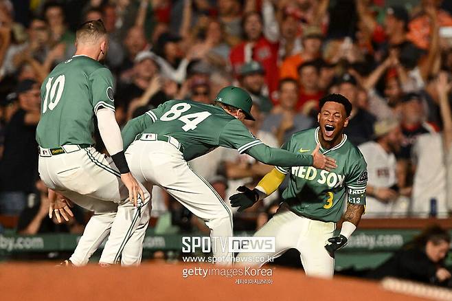 ▲ 끝내기 3루타에 환호하는 세단 라파엘라(오른쪽).