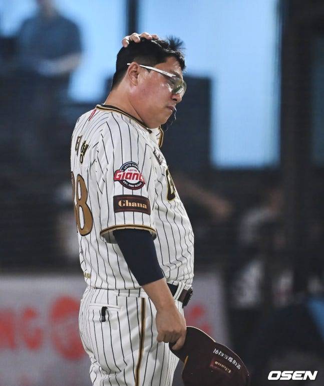 롯데 김태형 감독이 26일 사직 삼성전 승리 후 그라운드로 나가고 있다.