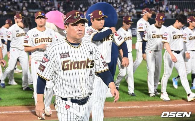 롯데 김태형 감독(맨 앞)이 26일 사직 삼성전에서 팬들에게 인사를 전한 후 들어가고 있다.