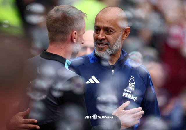 그레이엄 포터 감독(왼쪽)과 누누 에스피리투 산투 감독. /AFPBBNews=뉴스1