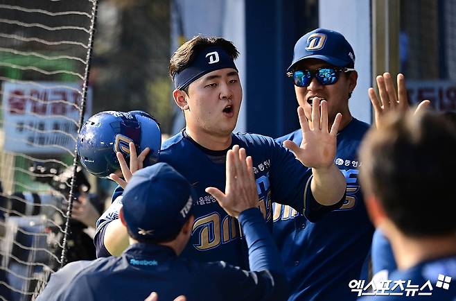18일 오후 서울 송파구 잠실야구장에서 열린 '신한 SOL Bank KBO리그' NC 다이노스와 LG 트윈스의 경기, 4회초 2사 2루 NC 김주원이 동점 적시타 때 2루주자 김형준이 득점을 올린 뒤 더그아웃에서 동료들과 기뻐하고 있다. 엑스포츠뉴스 DB