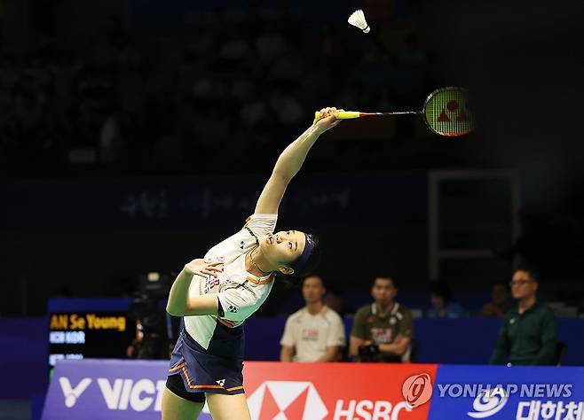 빅터 코리아오픈 8강 경기 펼치는 안세영 (수원=연합뉴스) 홍기원 기자 = 안세영이 26일 경기도 수원체육관에서 열린 '2025 수원 빅터 코리아아오픈 배드민턴선수권대회'에서 일본의 미야자키 도모카와 여자단식 8강 경기를 하고 있다. 2025.9.26 xanadu@yna.co.kr
