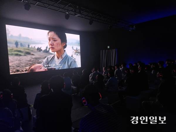 26일 경기콘텐츠진흥원이 주관한 ‘2025 대한민국 AI 콘텐츠 어워즈’·‘2025 경기콘텐츠페스티벌’ 행사장에서 관람객들이 인공지능 기술로 제작된 영화를 감상하고 있다. 2025.9.26 /김연태기자 kyt@kyeongin.com