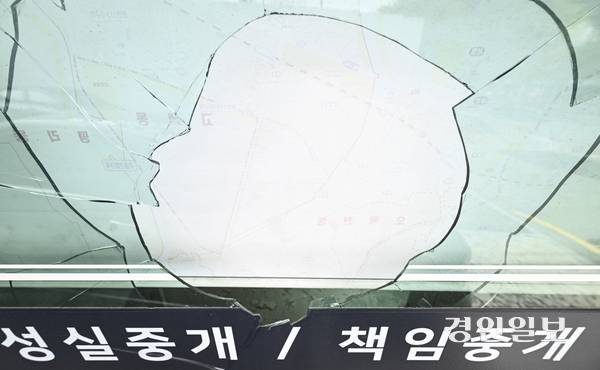 2년 전 700억대로 전례 없는 전세사기 피해에 각종 대책이 제기됐지만, 여전히 제도적 사각지대로 피해 회복이 더디다는 지적이 나온다. 사진은 전세사기 피해 주택이 주로 중개됐던 수원시 한 공인중개사의 유리창이 깨져 있는 모습. /경인일보DB