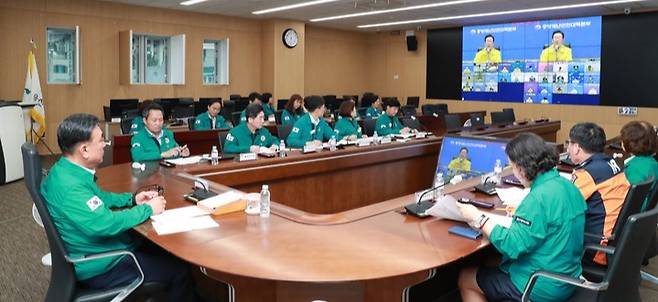 김두겸 울산시장이 28일 시청 재난안전대책본부에서 이재명 대통령 주재 국가정보자원관리원 화재 관련 중앙안전대책본부 화상회의에 참석하고 있다. 울산시 제공