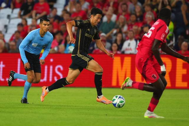 LAFC의 손흥민이 28일 미국 미주리주 세인트루이스에서 열린 세인트루이스와의 MLS 경기 도중 드리블을 시도하고 있다. 연합뉴스