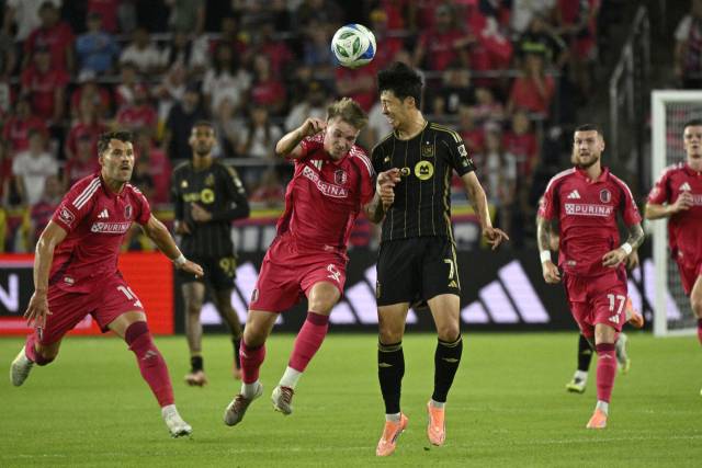 LAFC의 손흥민이 28일 미국 미주리주 세인트루이스에서 열린 세인트루이스와의 MLS 경기 도중 상대와 헤더 경합을 벌이고 있다. 연합뉴스