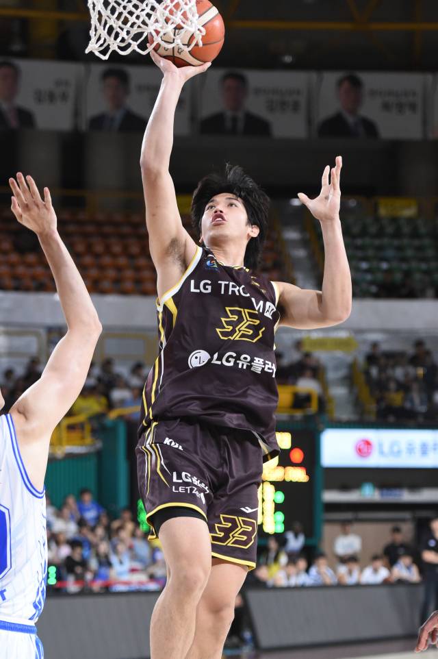 창원 LG 칼 타마요가 지난 27일 창원체육관에서 열린 프로농구 대구 한국가스공사와의 시범경기서 슛을 하고 있다./KBL/