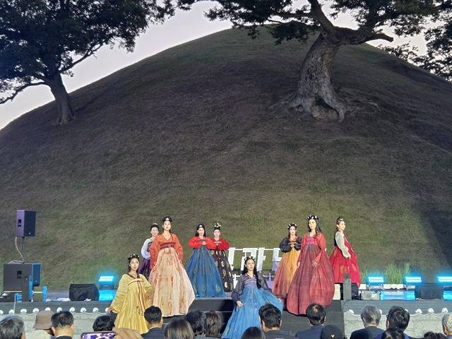 경주 봉황대 천년의 시장 신라난전에서 진행되고 있는 신라복 재현 패션쇼. 강시일 기자