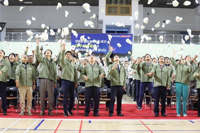 대구광역시와 대구광역시체육회 등 관계 기관 및 선수들이 25일 '제106회 전국체육대회'에 참가하는 대구선수단의 필승을 다짐하는 결단식을 진행하고 있다. 대구광역시체육회 제공