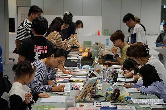 28일 오전 시민들이 ACC에서 '나만의 책 표지 만들기', '타로 북큐레이션', '문장 필사' 등을 체험하고 있다.