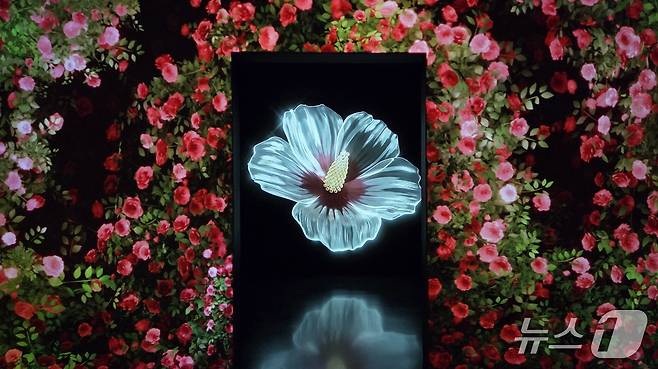 '아르떼뮤지엄뉴욕'에 전시되고 있는 미디어아트 작품 '꽃' 2025.9.25/ⓒ뉴스1 이정후 기자