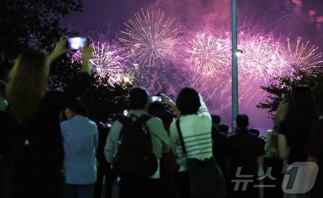 27일 서울 여의도 한강공원 일대에서 열린 '2025 서울세계불꽃축제'에서 시민들이 화려한 불꽃쇼를 보고 있다. 2025.9.27/뉴스1 ⓒ News1 김민지 기자