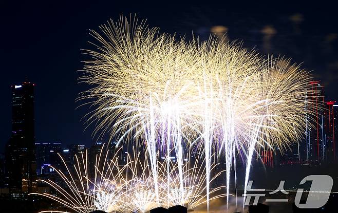 27일 오후 서울 여의도 한강공원 일대에서 열린 '2025 서울세계불꽃축제'에서 화려한 불꽃이 밤하늘을 수놓고 있다. 2025.9.27/뉴스1 ⓒ News1 황기선 기자