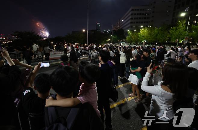 27일 서울 여의도 한강공원 일대에서 열린 '2025 서울세계불꽃축제'에서 시민들이 화려한 불꽃쇼를 보고 있다. 2025.9.27/뉴스1 ⓒ News1 김민지 기자