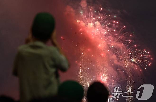 27일 서울 여의도 마포대교에서 시민들이 '2025 서울세계불꽃축제'를 보고 있다. 2025.9.27/뉴스1 ⓒ News1 김민지 기자