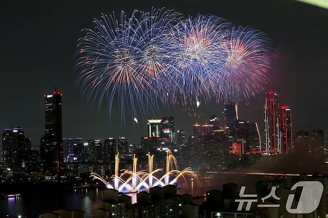 27일 오후 서울 여의도 한강공원 일대에서 열린 '2025 서울세계불꽃축제'에서 화려한 불꽃이 밤하늘을 수놓고 있다. 2025.9.27/뉴스1 ⓒ News1 황기선 기자