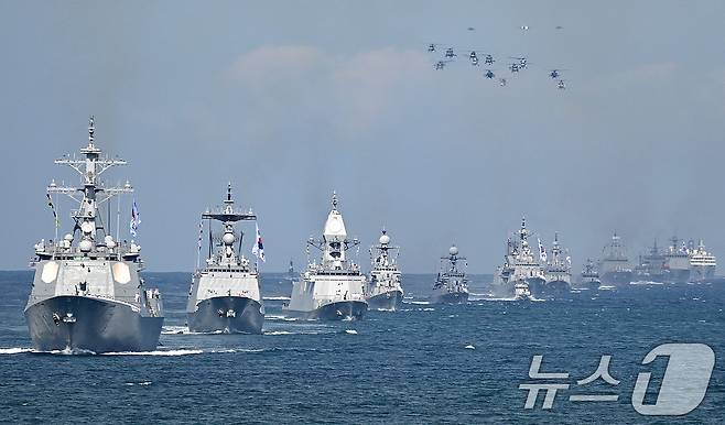 26일 오후 부산 인근 해상에서 열린 2025 대한민국해군 관함식에서 해군 함정들과 항공기들이 대오를 맞춰 기동하고 있다. 이번 해상사열에는 함정 31척과 항공기 18대 등이 참가했다. (공동취재) 2025.9.26/뉴스1 ⓒ News1 윤일지 기자