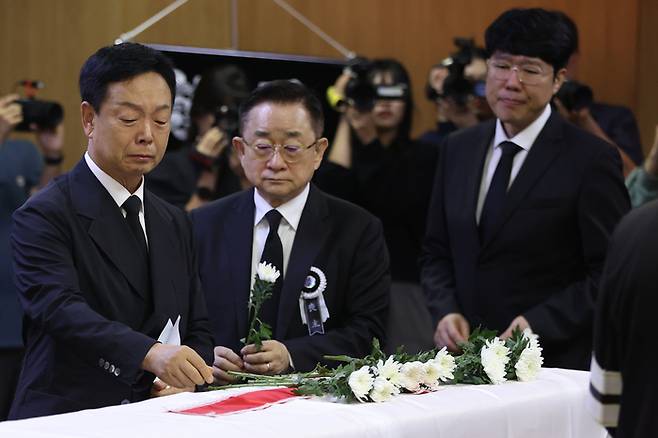 전유성 영결식에서 코미디언 김학래, 이홍렬, 표인봉이 헌화하고 있다. 2025.9.28 mjkang@yna.co.kr 연합뉴스