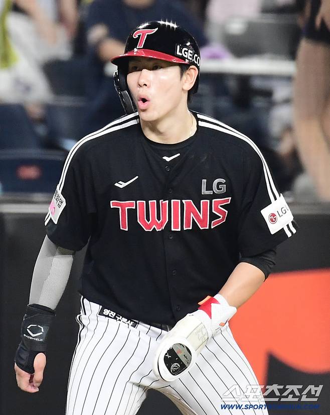 8회 주루플레이 펼치고 있는 LG 홍창기.