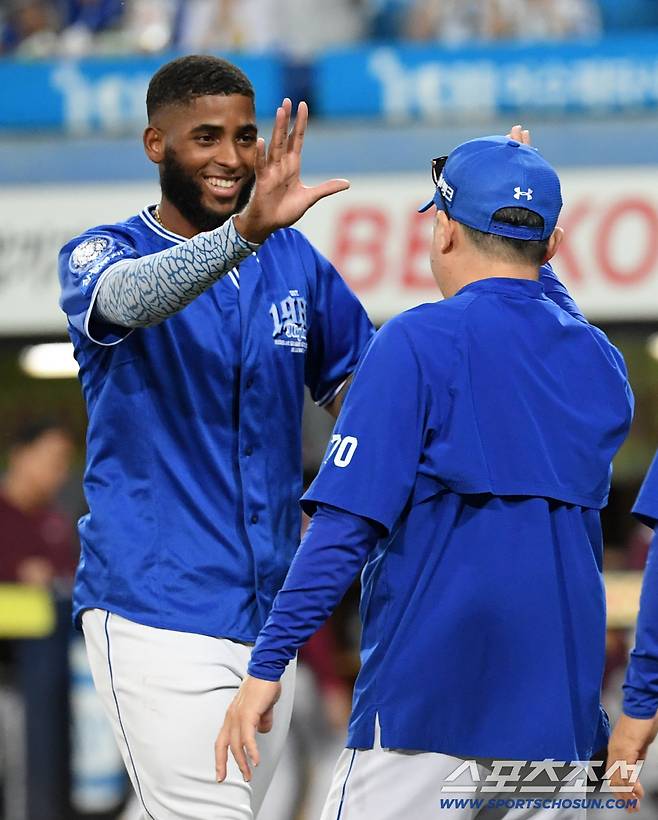 25일 대구 라이온즈파크에서 열린 삼성 라이온즈와 키움 히어로즈 경기. 승리한 삼성 디아즈와 박진만 감독이 기뻐하고 있다. 대구=박재만 기자 pjm@sportschosun.com/2025.09.25/