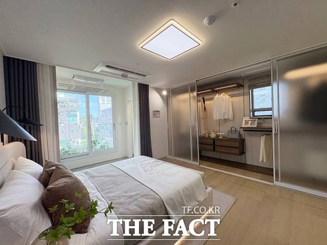 힐스테이트 사직아시아드는 50㎡, 59㎡, 78㎡, 84㎡ 등 중·소형 중심으로 공급된다. 사진은 견본주택 84㎡B 유니트의 침실이다. /공미나 기자