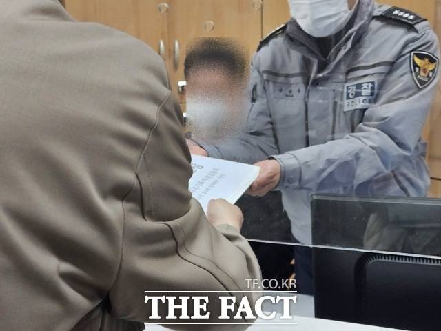 28일 경찰청에 따르면 지난해 경찰에 접수된 사건은 총 308만2457건으로 검·경 수사권 조정으로 검찰의 수사지휘권이 폐지된 지난 2021년 220만7179건보다 39.6% 증가했다. 올해의 경우 지난 8월까지 접수된 사건만 214만3243건에 달한다. 이에 반해 수사부서에서 일할 자격을 갖춘 수사경과자는 지난해 3만6460명으로 2021년 3만3615명 대비 8.4% 늘어나는 데 그쳤다. 사건은 급증했지만 인력은 사실상 제자리걸음인 셈이다. /더팩트DB