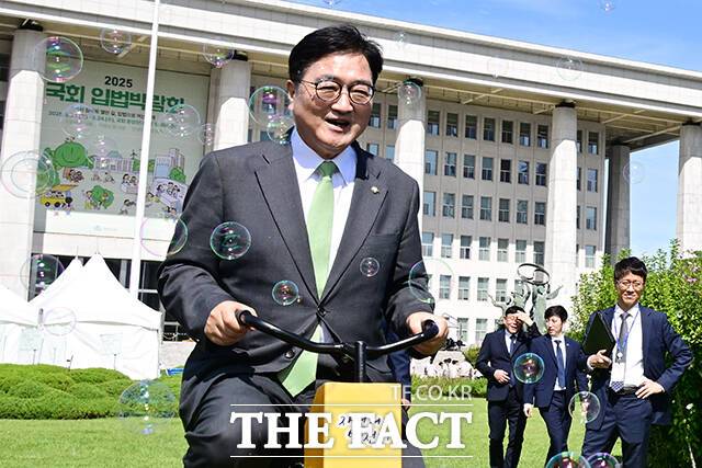 지난 23일 오전 서울 여의도 국회 잔디마당에서 열린 '국회 입법박람회'에 참석해 자전거 발전기를 시연하는 우원식 국회의장. /남윤호 기자