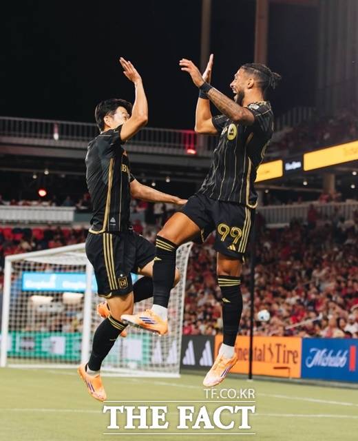절정의 '흥부 듀오' 위력을 떨치고 있는 LAFC의 손흥민(왼쪽)과 드니 부앙가가 28일 2025 MLS 정규리그 원정경기에서 기분 좋은 하이파이브를 하고 있다./LAFC