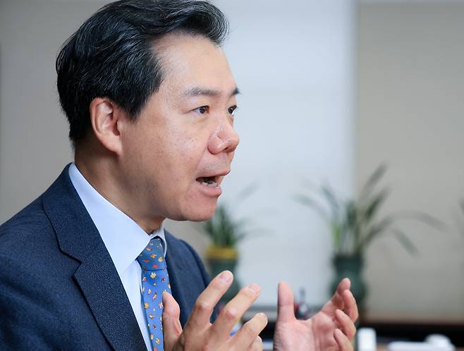 이재승 교수가 23일 오전 서울 성북구 고려대학교 일민국제관계연구원에서 본지와 인터뷰를 하고 있다./박성원 기자