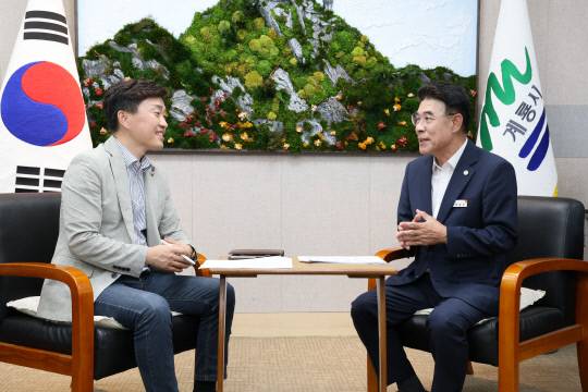 이응우(오른쪽) 계룡시장이 최근 대전일보와의 인터뷰에서 취임 3주년 주요 성과와 앞으로의 비전을 밝혔다. 계룡시 제공