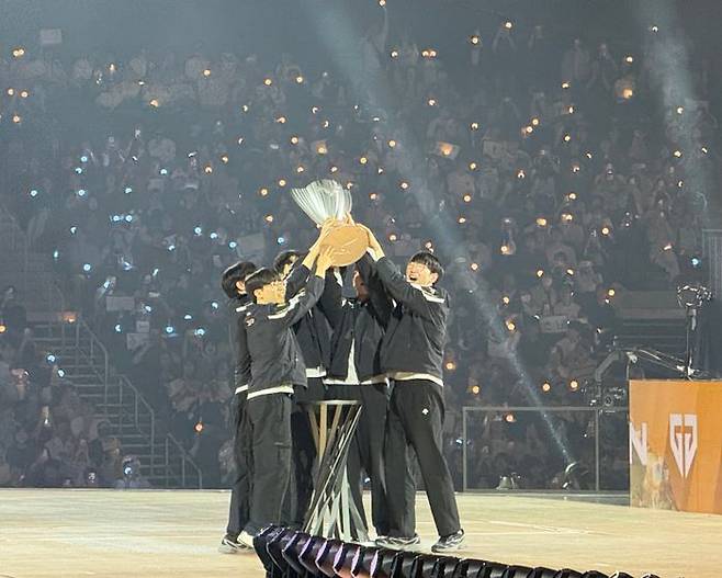 젠지가 28일 인천 영종도 인스파이어 아레나에서 열린 2025 LoL 챔피언스 코리아(LCK) 결승전에서 한화생명에 3대 1로 승리하며 우승컵을 들어올리고 있다. ⓒ데일리안 황지현 기자