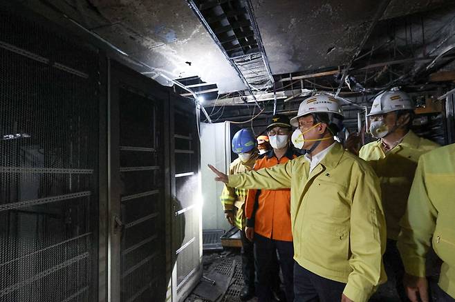 김민석 국무총리와 윤호중 행정안전부 장관이 27일 밤 대전 유성구 국가정보자원관리원 화재 현장을 방문해 피해 상황 등을 살피고 있다. 사진 출처 : 국무총리실