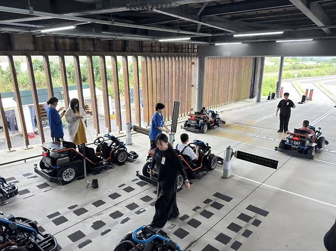 제주시 애월읍에 위치한 '9.81파크 제주'. 방문객들이 'RACE981' 체험을 위해 출발선에 서고 있다. 사진=신지민 기자