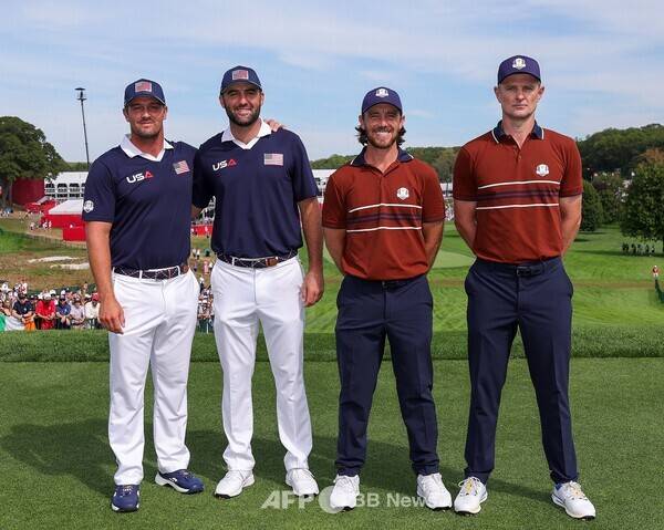 남자골프 대항전인 2025 라이더컵에 출전한 미국 팀의 브라이슨 디섐보, 스코티 셰플러와 유럽 팀의 토미 플리트우드, 저스틴 로즈(잉글랜드)가 둘째 날 포볼에서 경기하는 모습이다. 사진제공=ⓒAFPBBNews = News1 (사진을 무단으로 사용하지 마십시오.)