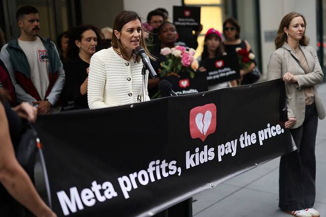 지난 17일 페이스북과 인스타그램의 모회사 메타의 뉴욕시 본사 앞에 활동가들이 모여 소셜미디어에서 아동을 더 잘 보호할 것을 촉구하는 기자회견을 하고 있다. 아동 온라인 성착취 근절을 위해 활동하는 비영리단체 히트 이니셔티브의 창립자 사라 가드너가 발언을 하고 있다. 로이터 연합뉴스