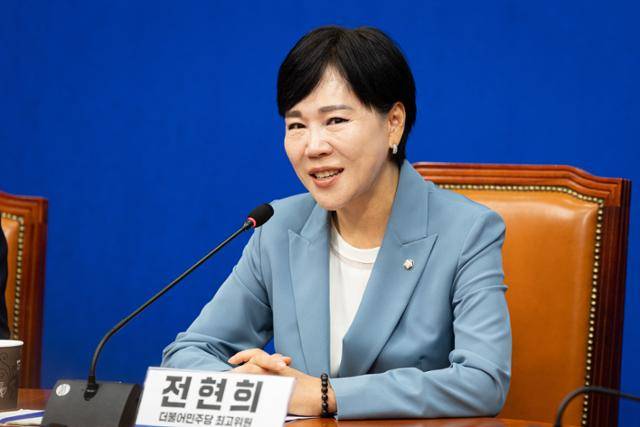 전현희 더불어민주당 수석 최고위원이 28일 서울 여의도 국회에서 현안 관련 기자간담회를 하고 있다. 뉴스1