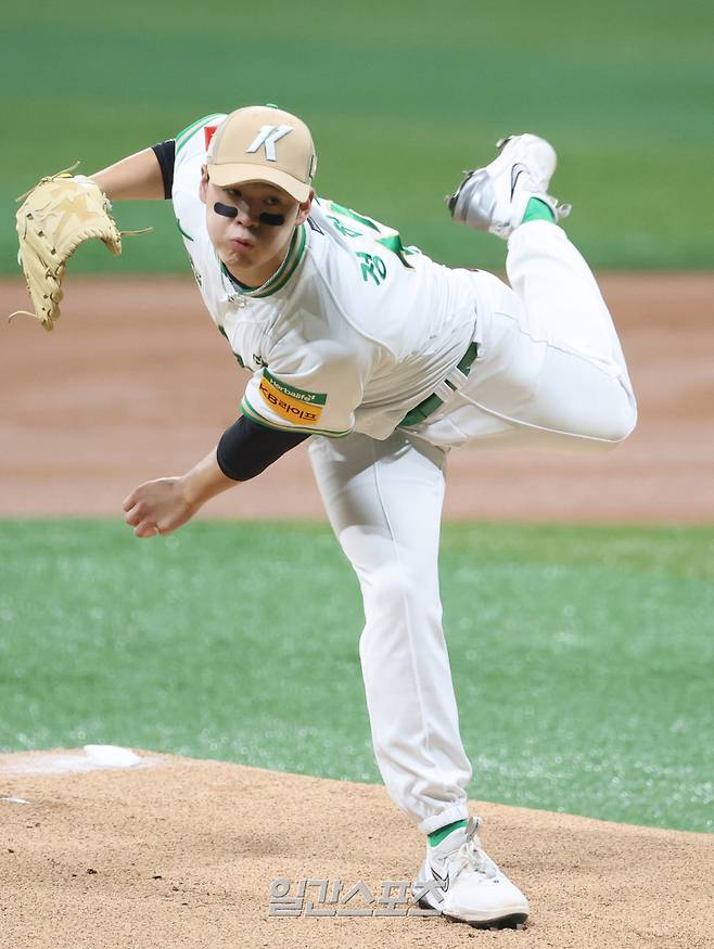2025 KBO리그 프로야구 키움히어로즈와 롯데자이언츠의 경기가 24일 오후 서울 고척스카이돔에서 열렸다. 키움 선발 정현우가 등판해 피칭을 하고 있다. 고척=김민규 기자 mgkim1@edaily.co.kr /2025.07.24/