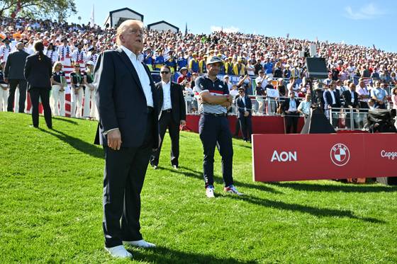 도널드 트럼프 대통령이 26일(현지시간) 미국 뉴욕주 파밍데일의 베스페이지 블랙 골프장에서 열린 라이더컵 골프대회에 참석하고 있다. AP=연합뉴스