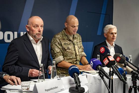 핀 보르흐 덴마크 보안정보국(PET) 국장(왼쪽부터), 마이클 위거스 힐드가드 국방장관, 토마스 아렌키엘 국방정보국장이 25일(현지시간) 덴마크 코펜하겐 경찰청에서 최근 공항과 군사시설에 출몰한 드론과 관련해 기자회견을 하고 있다. EPA=연합뉴스
